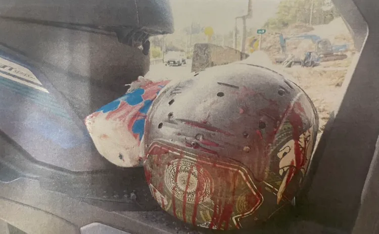 案發時的安全帽血跡斑斑。游男提供