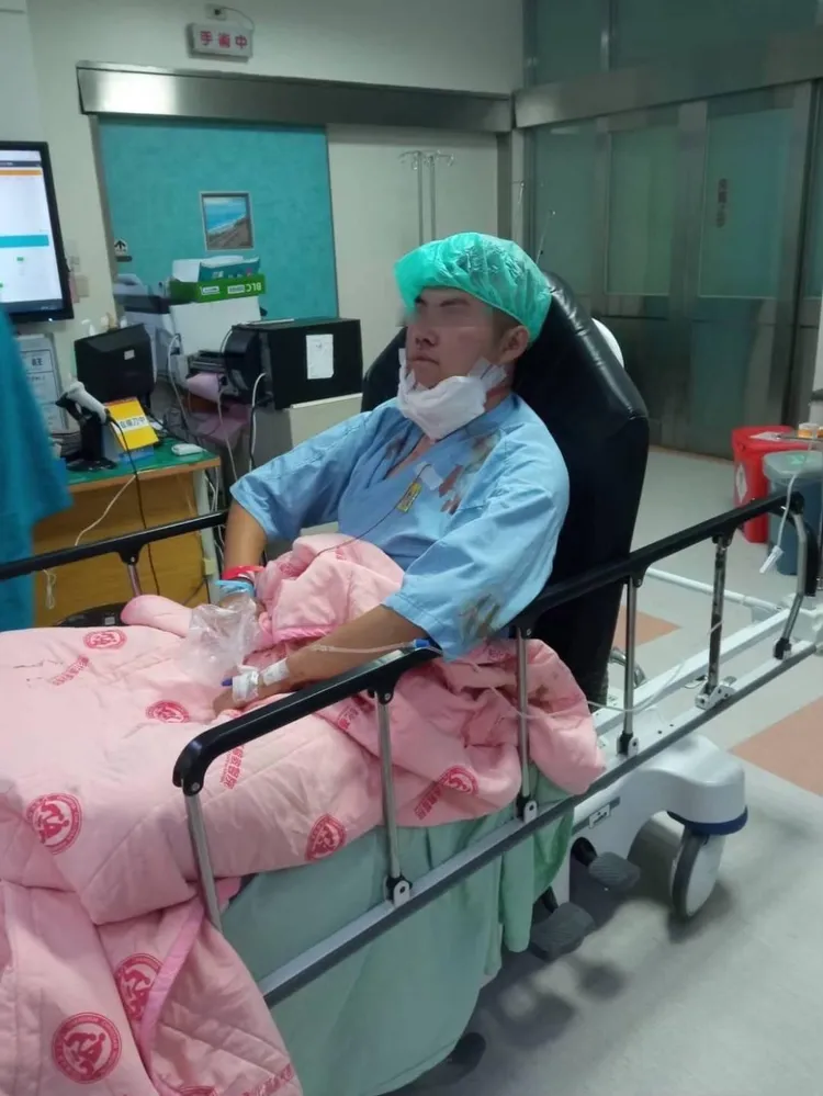 游男手術後右耳一度失去聽力。游男提供