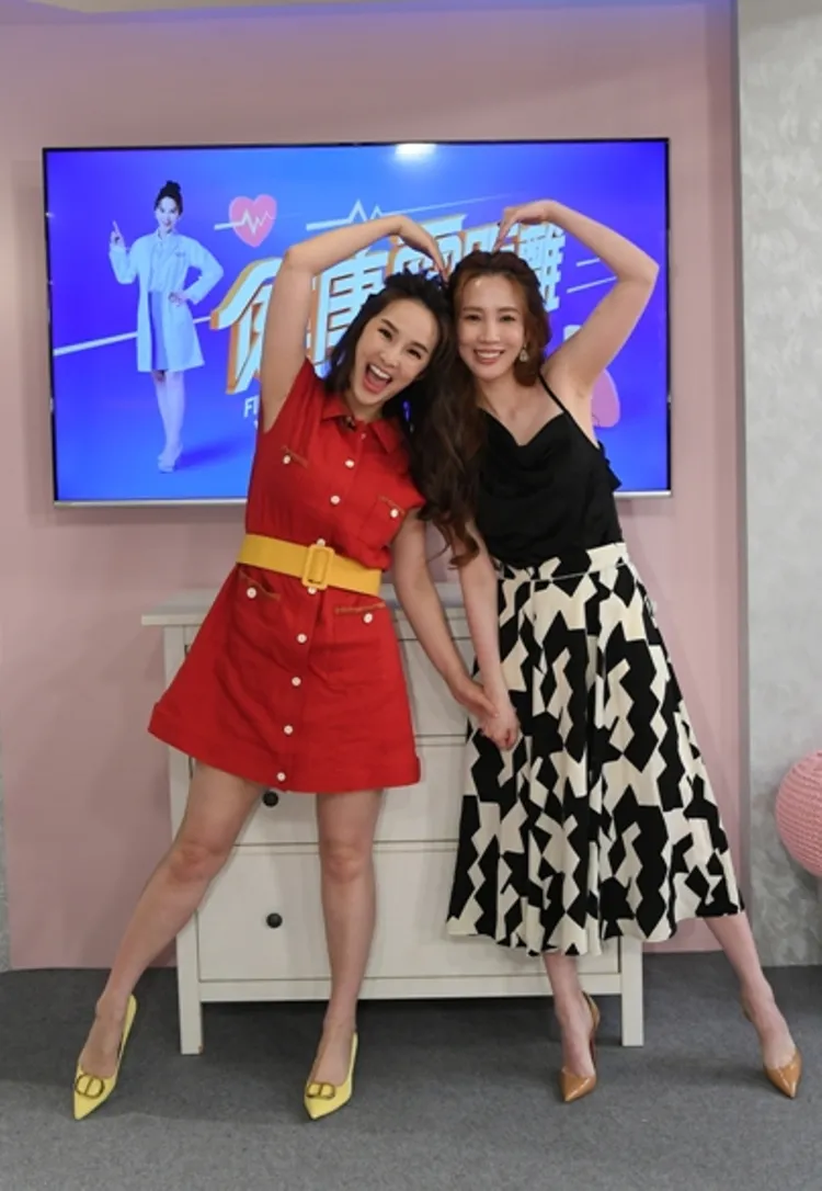 張艾亞(右)、張齡予自招過去是「塑料姐妹」。三立提供