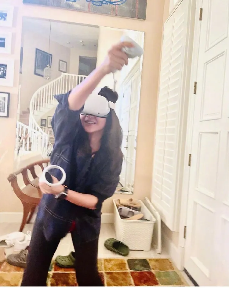 徐靜蕾近來熱愛戴VR眼鏡玩遊戲。翻攝徐靜蕾IG