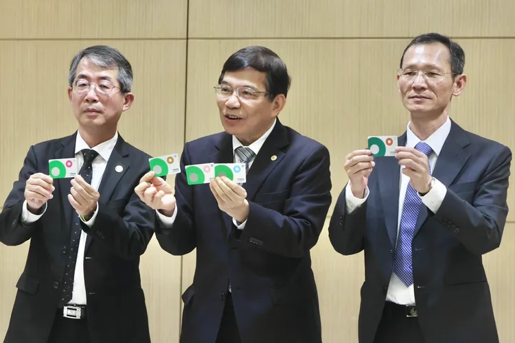 公路總局局長陳文瑞(左起)、交通部長王國材、路政司司長林福山。林林攝