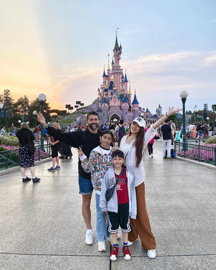 金禧（右）和老公Jonathan Viatge（金強）育有一雙兒女。翻攝金禧臉書