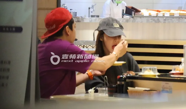 王大陸展現男友力餵食女友。資料照片