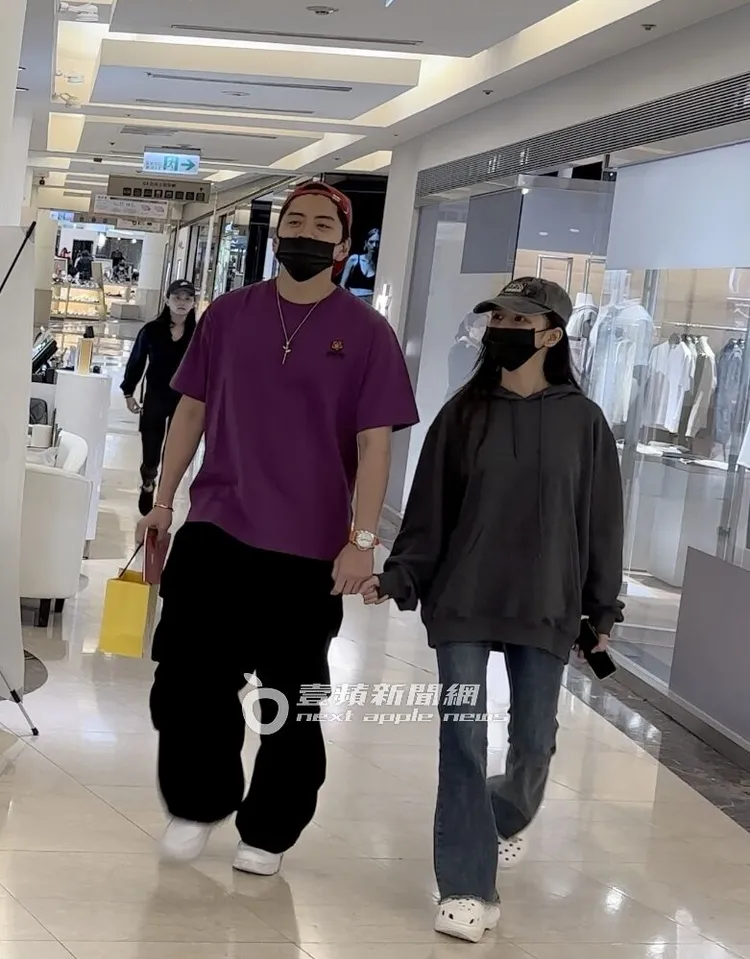 《壹蘋》上月野生捕獲王大陸（左）和蔡卓宜牽手逛微風廣場。資料照片