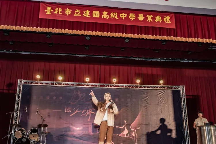 小樂回建中跟學弟們分享心情。藝和創藝提供