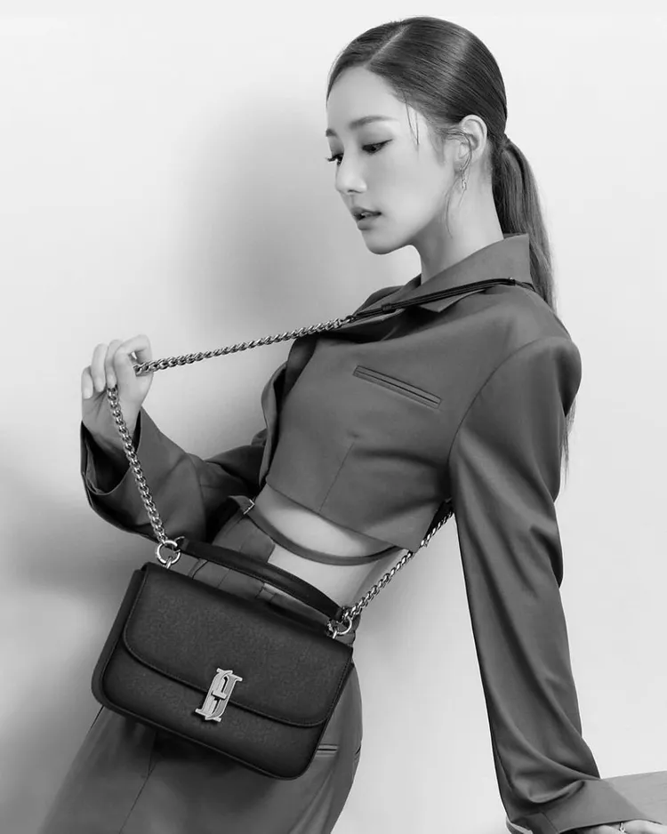 朴敏英五官精緻，常被當作整型範本。翻攝朴敏英IG