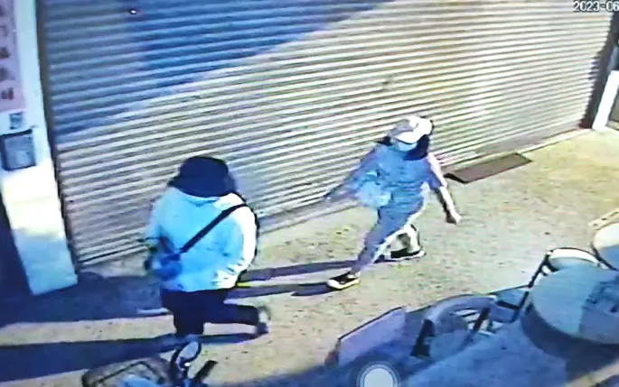 2女在案發隔天偷偷回道場，拖著大包小包行李離去。讀者提供