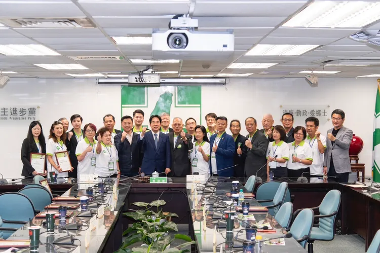 賴清德與泰國信賴台灣之友會成員合影。賴清德競辦提供