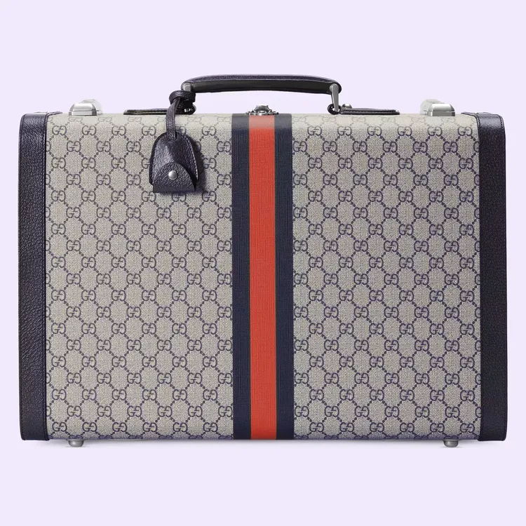 Gucci Savoy系列午夜藍中型硬殼行李箱，22萬2200元。品牌提供