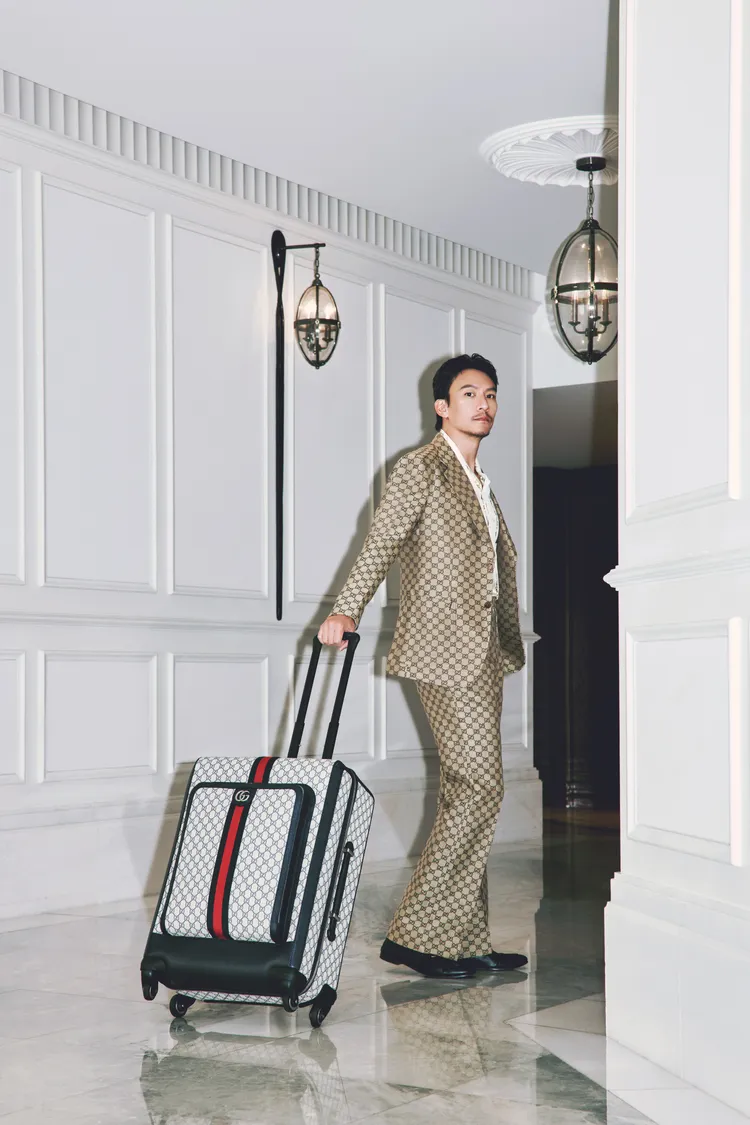 張震時刻不離手的Gucci Savoy系列箱包，同樣呼應了旅行中蘊藏的冒險精神。品牌提供