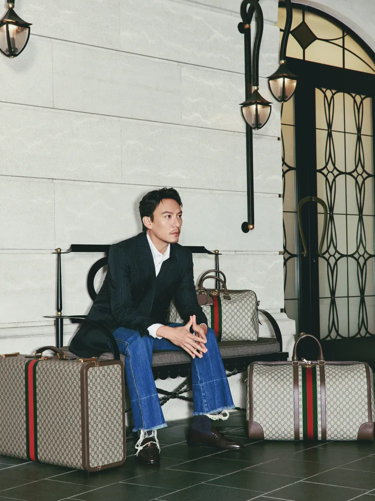 身著4套GUCCI早秋新裝入鏡的張震，透過在不同場景間切換的畫面，凸顯品牌與旅行的淵源。品牌提供