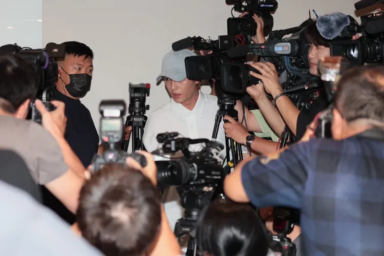 抖音網紅耀樂（右）開記者會，炎亞綸不請自來。彭欣偉攝