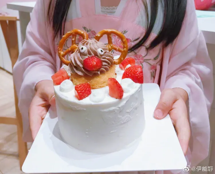 米粒自己做的生日蛋糕。翻攝伊能靜微博
