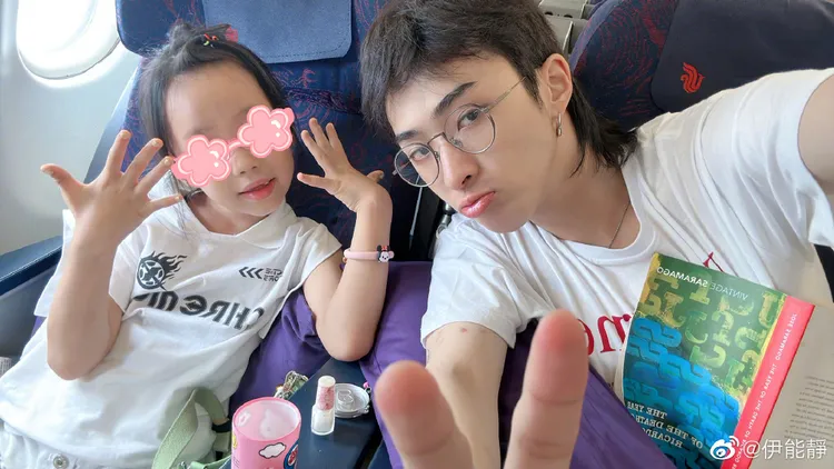 庾恩利貼心照顧妹妹米粒。翻攝伊能靜微博