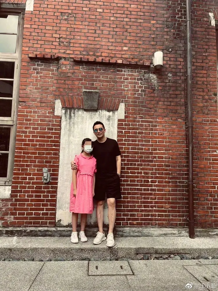 9歲玥兒身高已到180公分的汪小菲肩膀。翻攝汪小菲微博