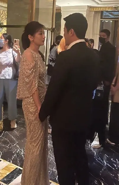 賈靜雯與吳京在上海半島酒店打招呼。翻攝七百里加急遞煎餅微博