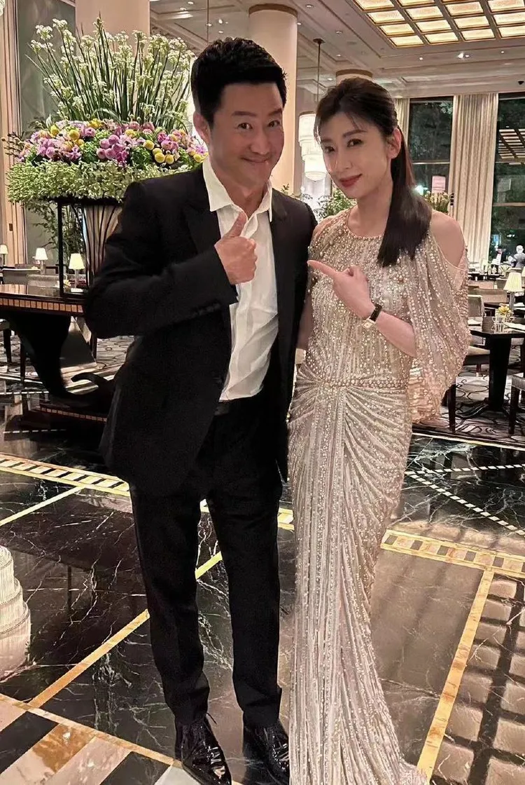 賈靜雯與吳京難得見面，開心合影。翻攝七百里加急遞煎餅微博