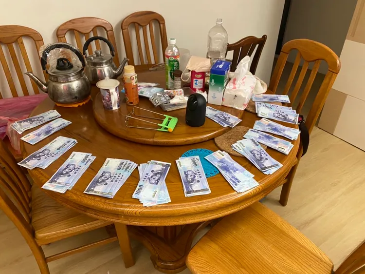 警方查獲藥酒及現金。翻攝畫面