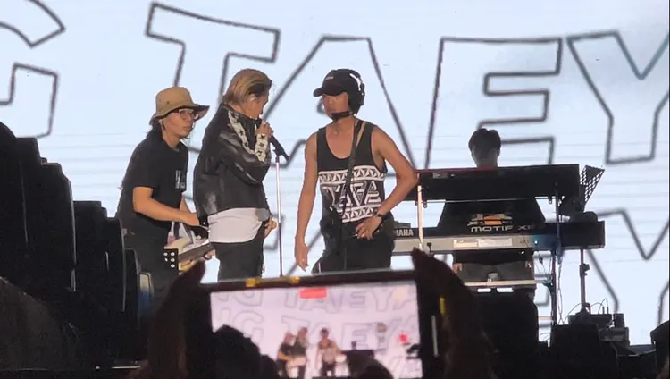 太陽唱《1AM》時耳麥聽不到聲音，他突然請樂團停下來，處理完後繼續唱，臨危不亂。讀者提供