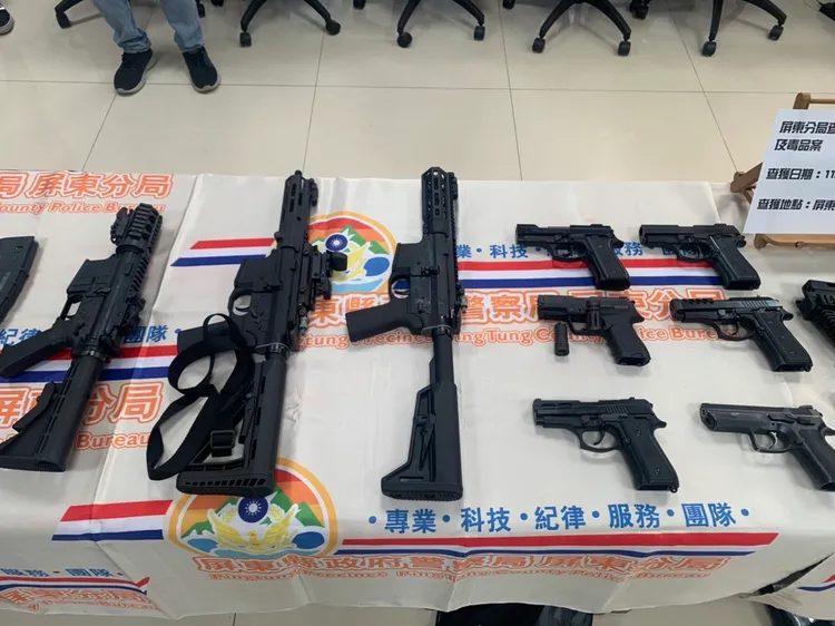 警方查獲大批槍械零組件、改造相關工具、子彈之成品及半成品、毒品等相關證物。翻攝畫面