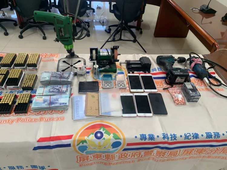 警方查獲大批槍械零組件、改造相關工具、子彈之成品及半成品、毒品等相關證物。翻攝畫面