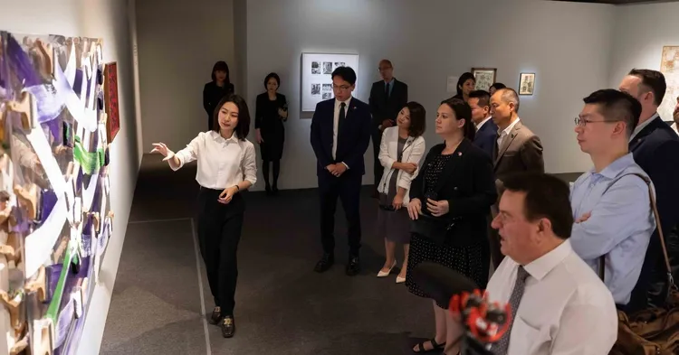 永添藝術執行長邵雅曼解說館內作品。金馬賓館當代美術館提供