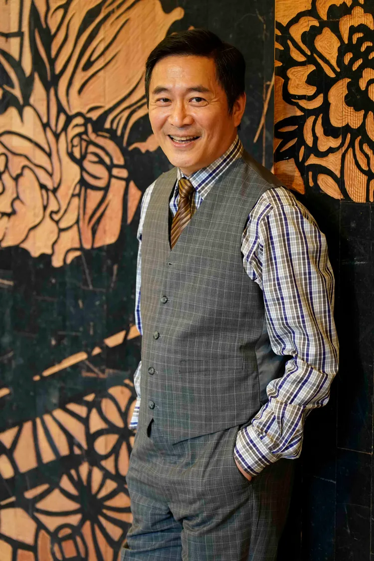 湯志偉在劇中演出網軍公司老闆，戲外還兼任徐巧芯戲劇指導老師。全民大劇團提供