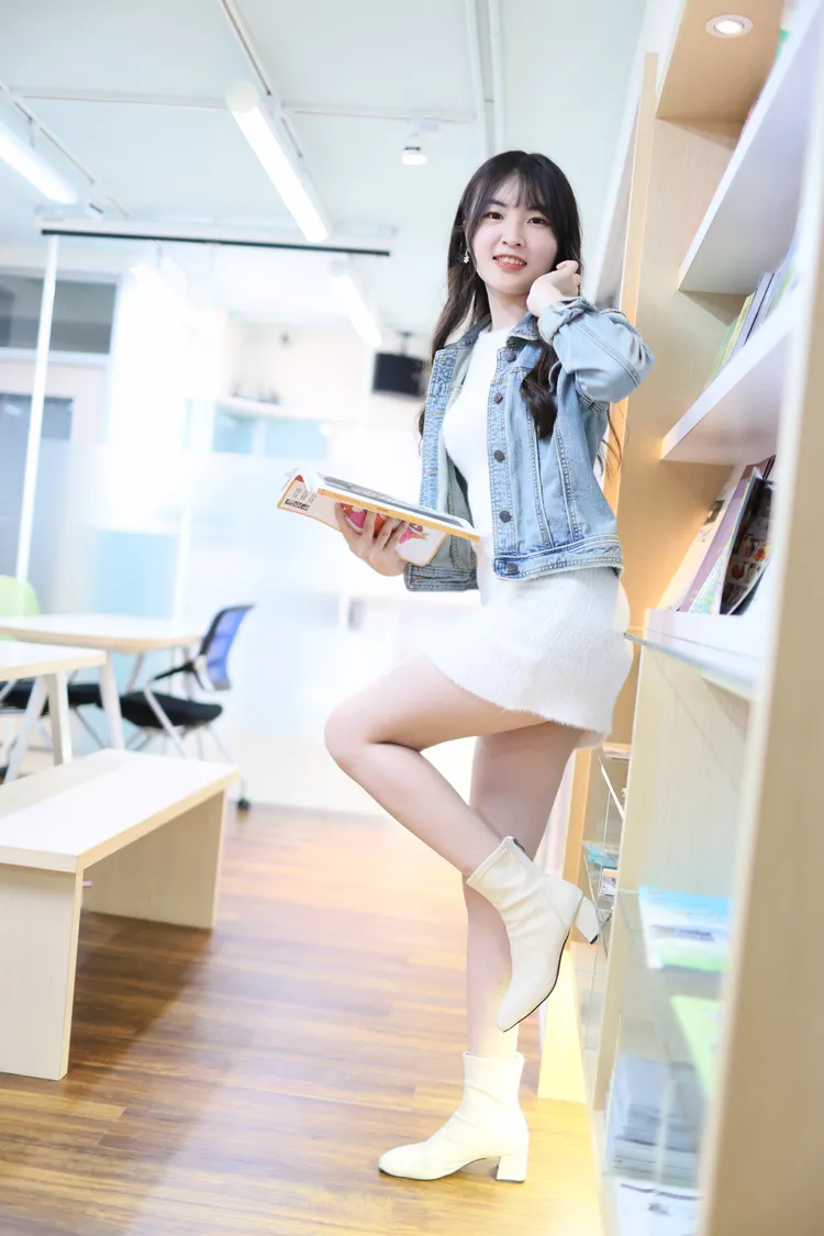 麵麵一身白色衣裙罩了件牛仔外套，有著濃濃的文青味。鄭孟晃攝