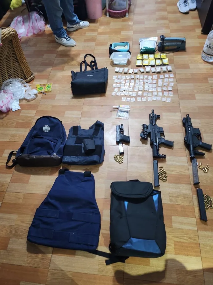 警方查獲槍枝、毒品、防彈衣。翻攝畫面