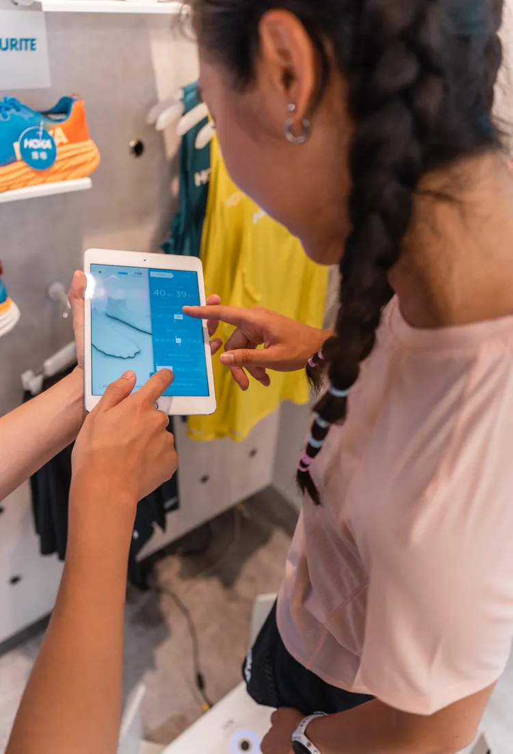 HOKA於A11品牌專門店販售全台最完整HOKA產品家族，並設有足測機與跑步機。廠商提供