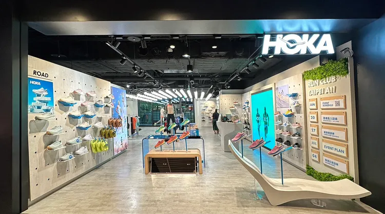 全台首間HOKA品牌專門店位於信義A11 三樓，是全台首間整合HOKA全系列商品的門市。廠商提供