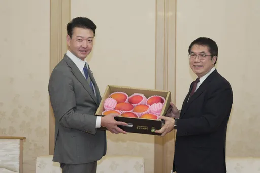 黄伟哲率团访日「台南祭」 拜会群马县议长安孙子哲相见欢