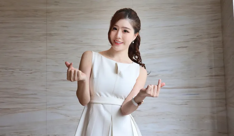 薇薇兒有一副甜美的嗓音，除了做直播外，還是中英雙語的主持人呢。莊宗達攝