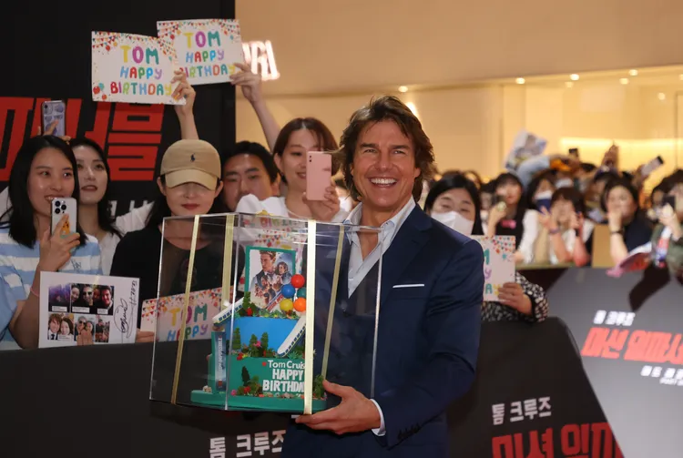 阿湯哥今晚踏上首爾首映會紅毯，收到粉絲送的生日蛋糕。韓聯社