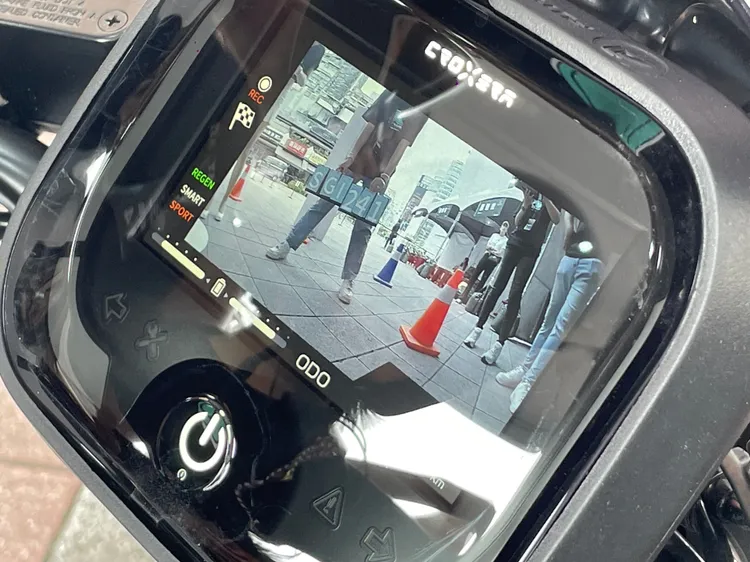 參賽者透過儀表顯示後方鏡頭畫面，清楚辨認工作人員舉牌的號碼，將車輛準確停至指定區域後正確答題即可獲得積分。林浩昇攝