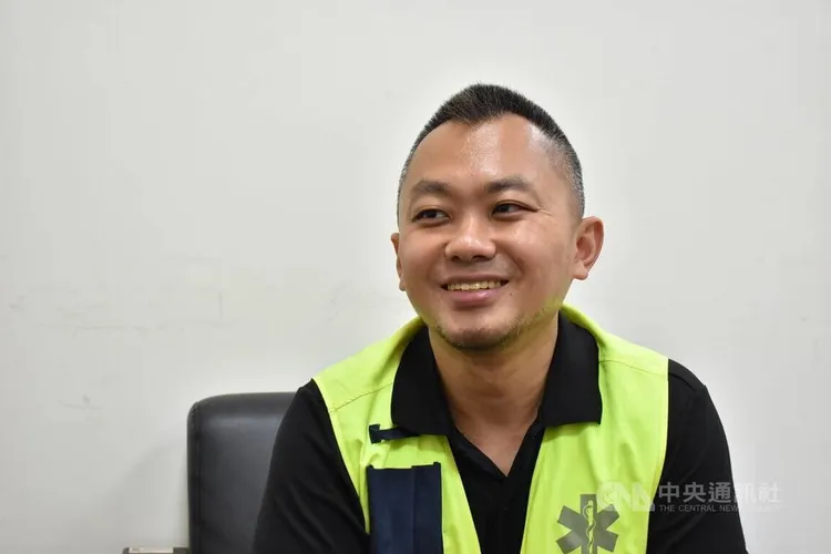 頭髮兩側推高、下巴留著鬍子的同志消防員陳晁陞外型剛毅，內心卻是超級喜歡日本動畫角色「安妮亞」與「庫洛魔法使」的「小公主消防員」。中央社