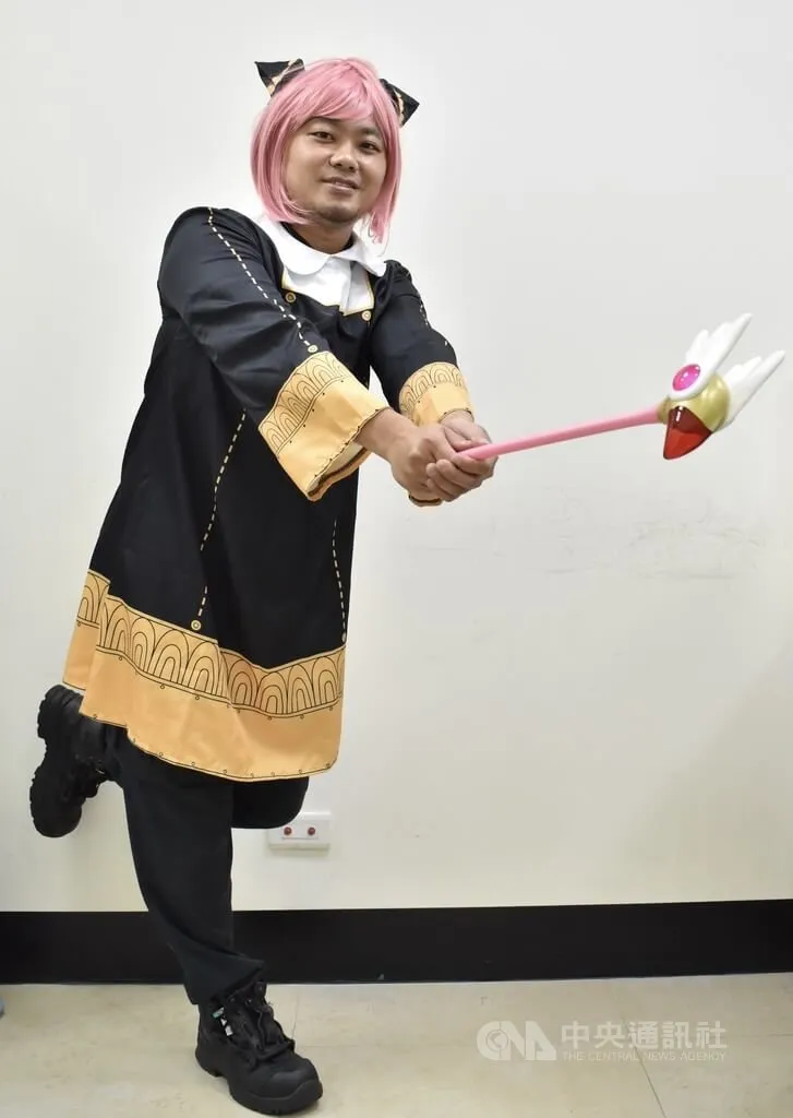 陳晁陞做事認真積極、態度誠懇，讓他有好人緣，與其他氣質陰柔的人相比，他認為學長們特別包容他，自己比較幸運。圖為陳晁陞扮成日本動畫角色「安妮亞」，手持庫洛魔法使封印之仗。中央社