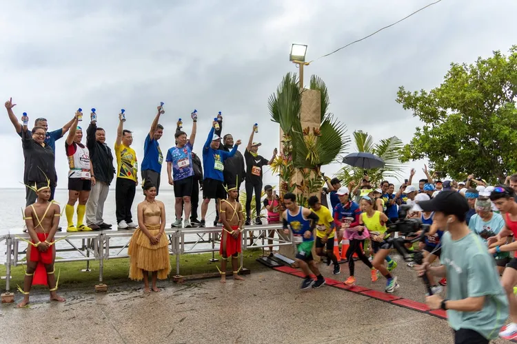 惠恕仁（左五）、帛琉副總統席嫵杜（左一）與田中光（右三）、趙天麟（右四）、谷縱‧喀勒芳安（左二）、明良臻（左四）與駐帛琉共和國大使黎倩儀（右一）為全馬鳴笛。外交部