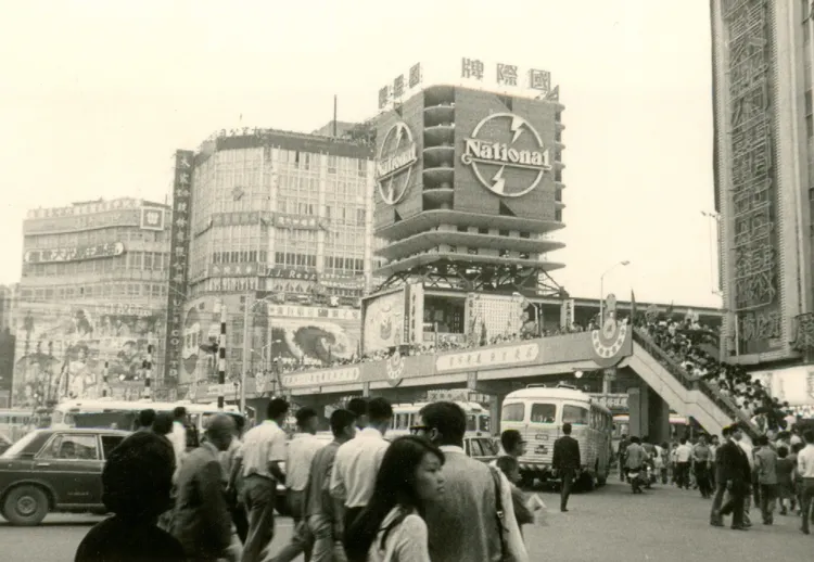 民國60年國慶日的西門町圓環午後街景。姜子龍提供