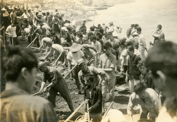 龍山區的51年度國民義務勞動情形-整平河川地蓋公園。姜子龍提供