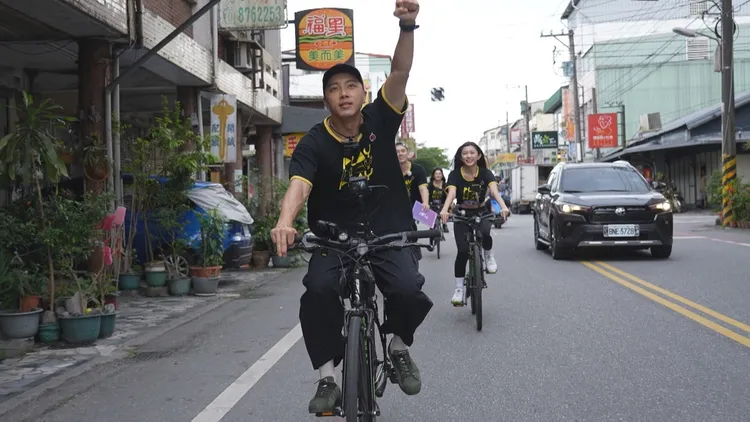 坤達率領藝人們騎自行車逛花蓮鳳林。三立提供
