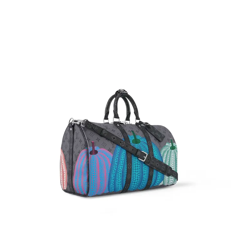 LV x草間彌生Monogram Eclipse Reverse帆布Keepall 45旅行袋，10萬3000元。翻攝LV官網
