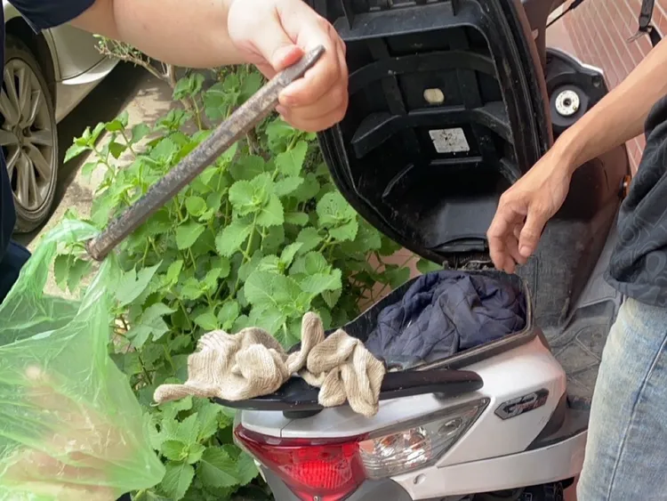 警方查獲莊男犯案工具。楊梅警分局提供