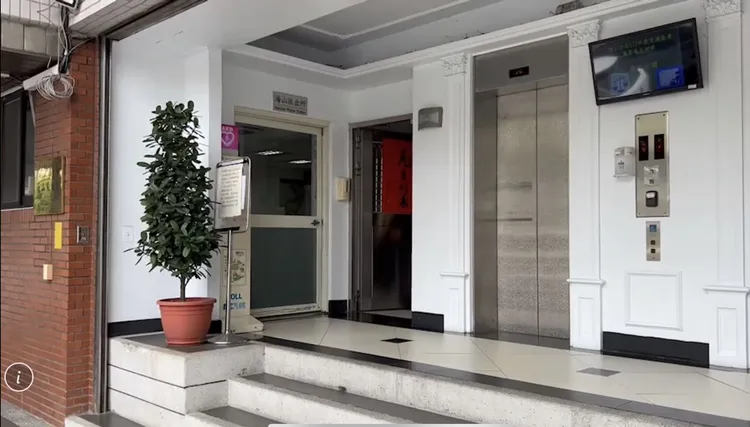 板橋海山分局與派出所出動大批人力，前往幼園與教師住處搜索，並陸續帶回8人訊問。翻攝畫面
