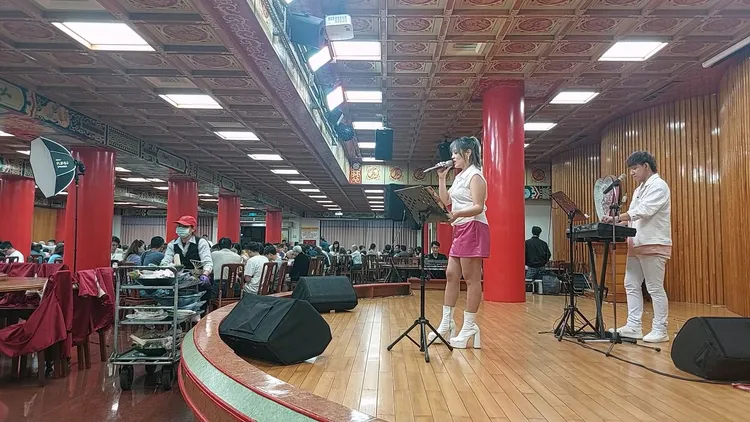 阿隆師提供一條龍整合性服務，也會安排歌手表演。凃建豐攝