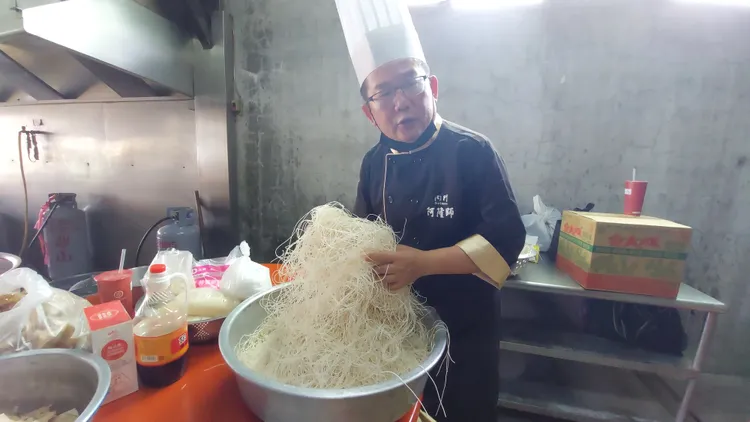 阿隆師辦桌重視食材品質。凃建豐攝