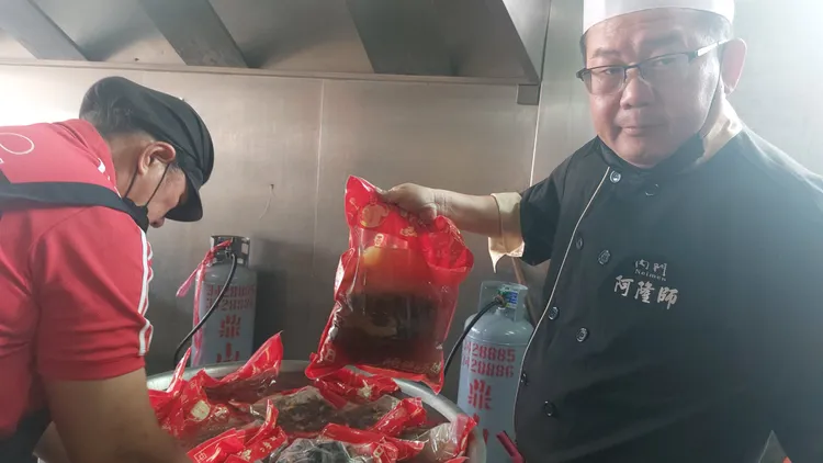 部分菜色先在中央廚房包裝處理，到現場才加熱，維持品質與上菜速度。凃建豐攝