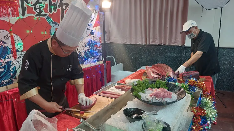 阿隆師辦桌，一桌1萬元就有鮪魚生魚片現切秀。凃建豐攝