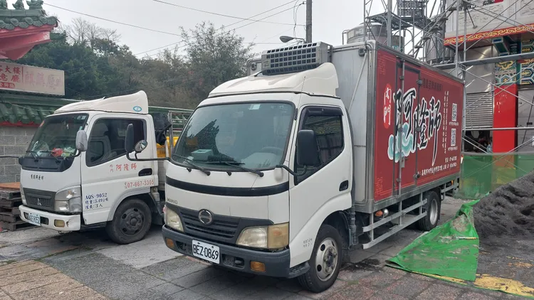 阿隆師採購冷藏車、冷凍車，克服食材保鮮問題。凃建豐攝