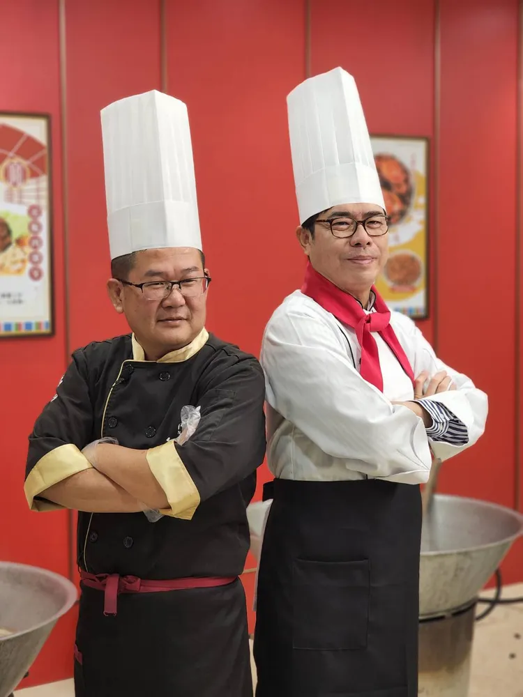 陳其邁市長與阿隆師一起製作海鮮羹，拍攝宋江宴宣傳影片。市府提供